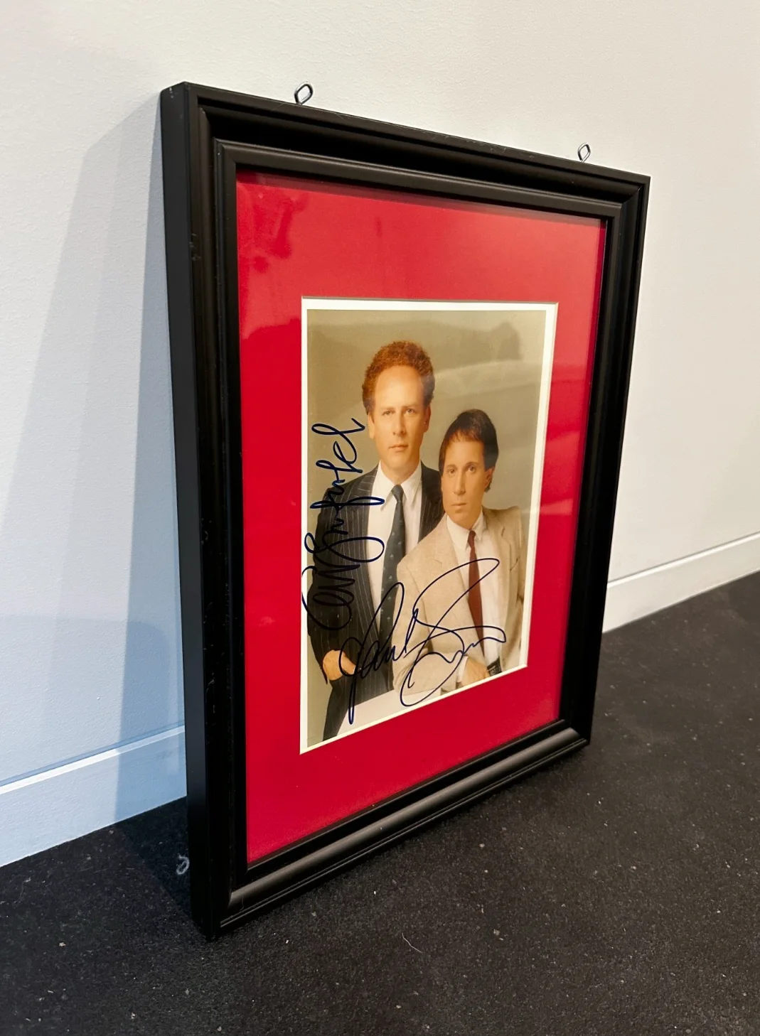 Autographed Simon & Garfunkel Photo wo/COA - Framed 13"x16"(Photo approx. 7"x9"), изображение 3