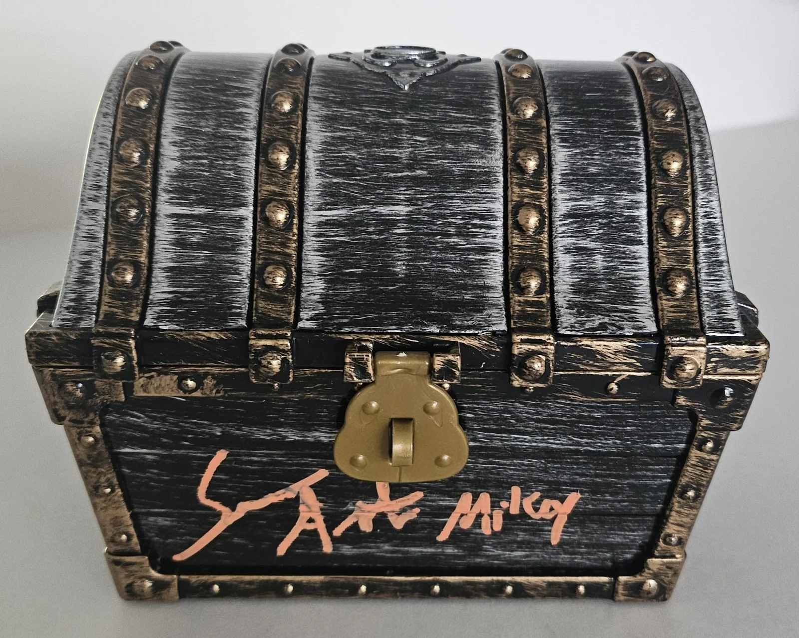 Sean Astin — Sean Astin Mikey Goonies Signed Gold Treasure Chest Replica With Coins WWOC COA, изображение 2