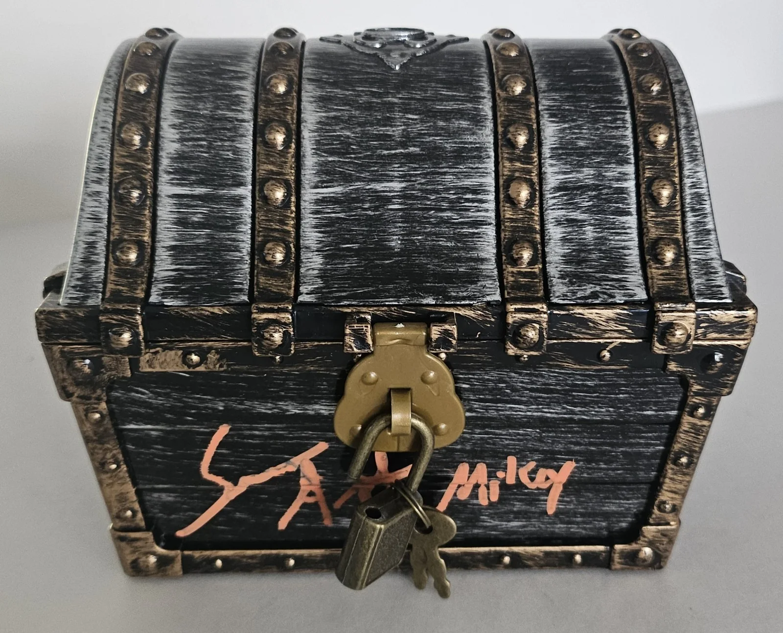 Sean Astin — Sean Astin Mikey Goonies Signed Gold Treasure Chest Replica With Coins WWOC COA, изображение 3