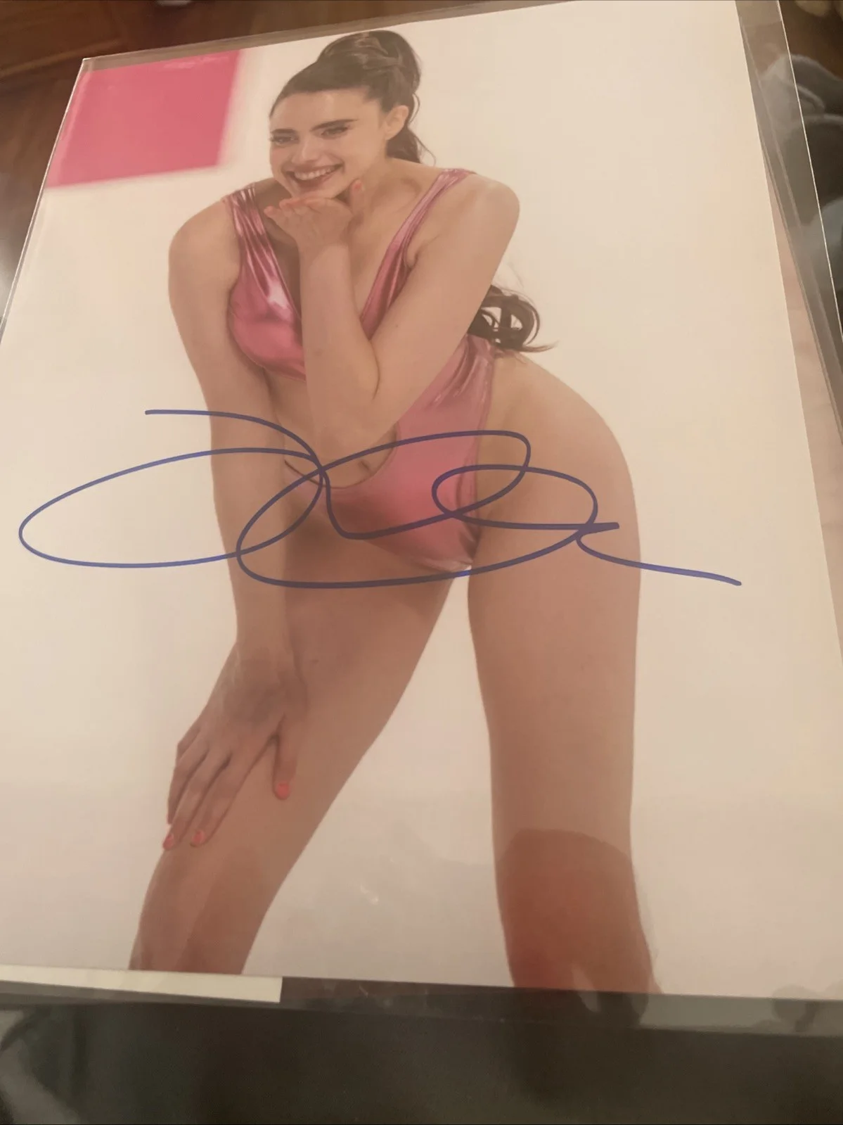 Margaret Qualley — MARGARET QUALLEY signed 8x10 THE SUBSTANCE COA Free Vanity Fair Mag, изображение 2