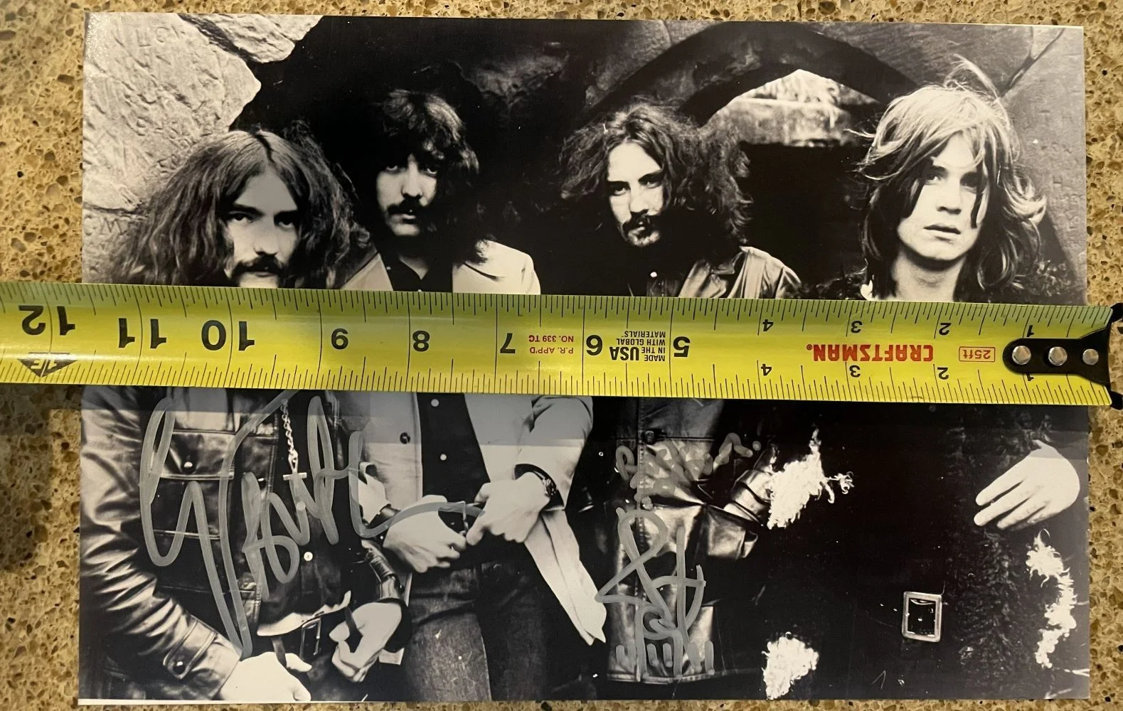 Black Sabbath 8"X11.75" 1970 Robert Cavuoto Photo signed by Geezer Butler 2011, изображение 3