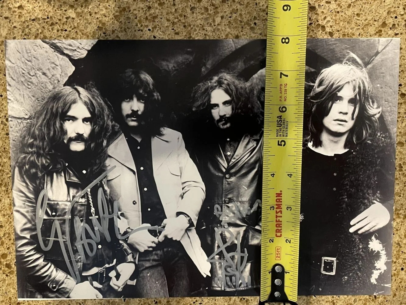 Black Sabbath 8"X11.75" 1970 Robert Cavuoto Photo signed by Geezer Butler 2011, изображение 4