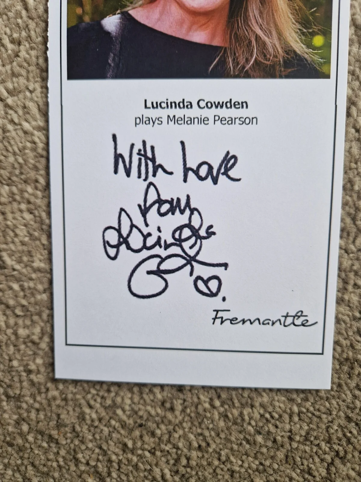 LUCINDA COWDEN AS MELANIE PEARSON SIGNED 2022 NEIGHBOURS FINAL CAST FAN CARD, изображение 2