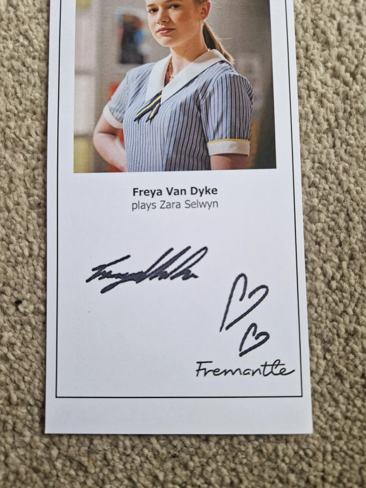 FREYA VAN DYKE AS ZARA SELWYN SIGNED 2022 NEIGHBOURS CAST FAN CARD (FINAL CAST), изображение 2