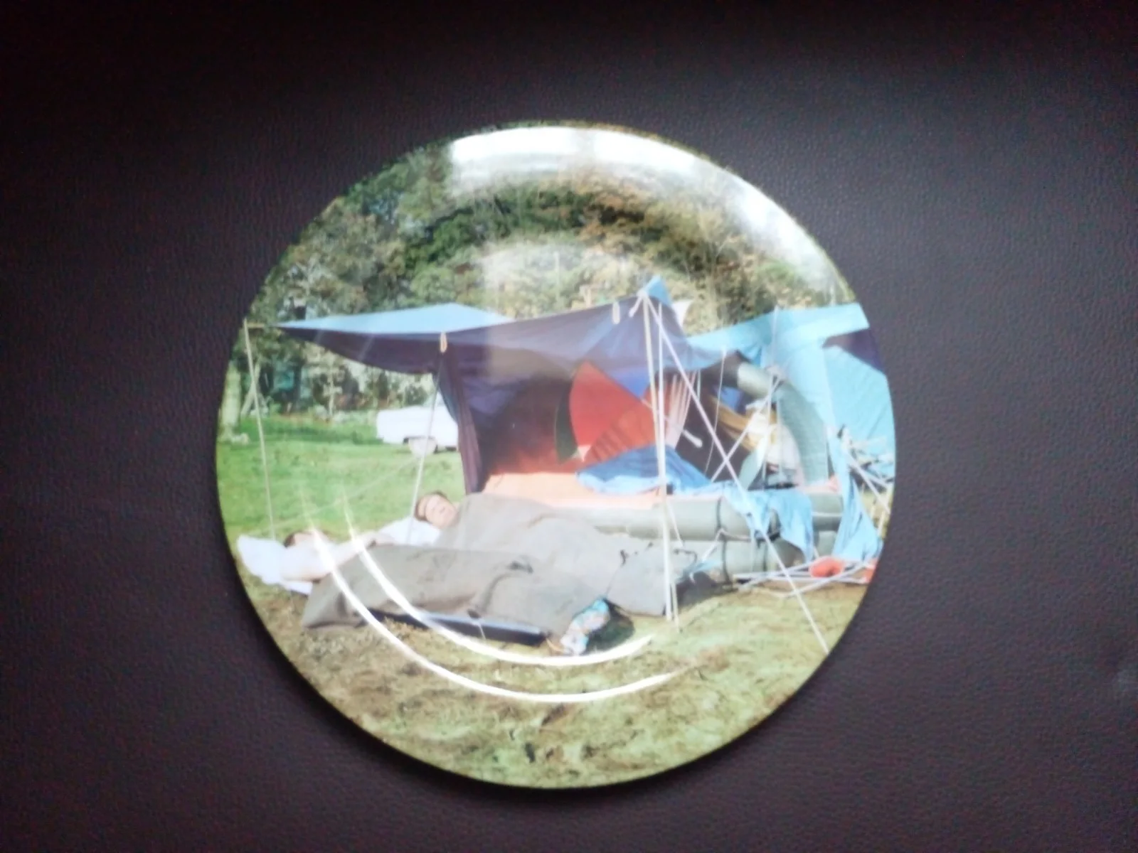 Carry On Camping Film Melamine Plastic Plates x 2 Retro Memorabilia Display, изображение 3