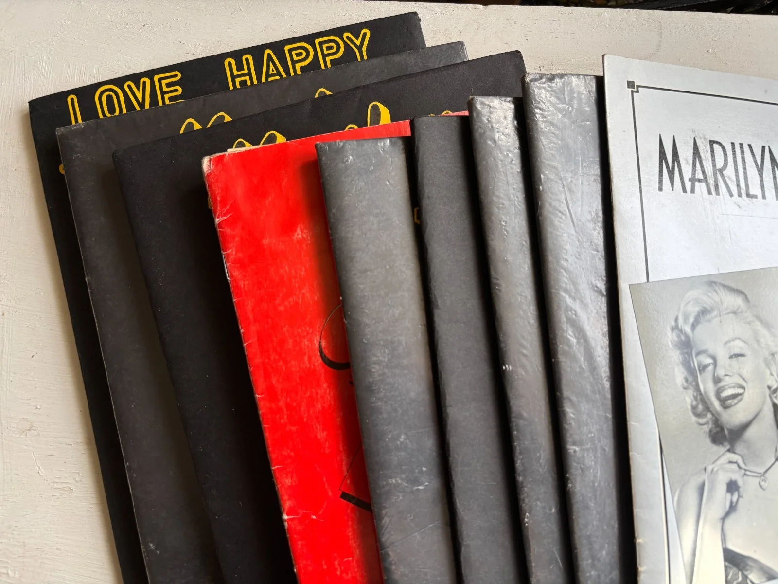 9 large marilyn monroe scrapbooks covering her film career (15 inches long), изображение 3