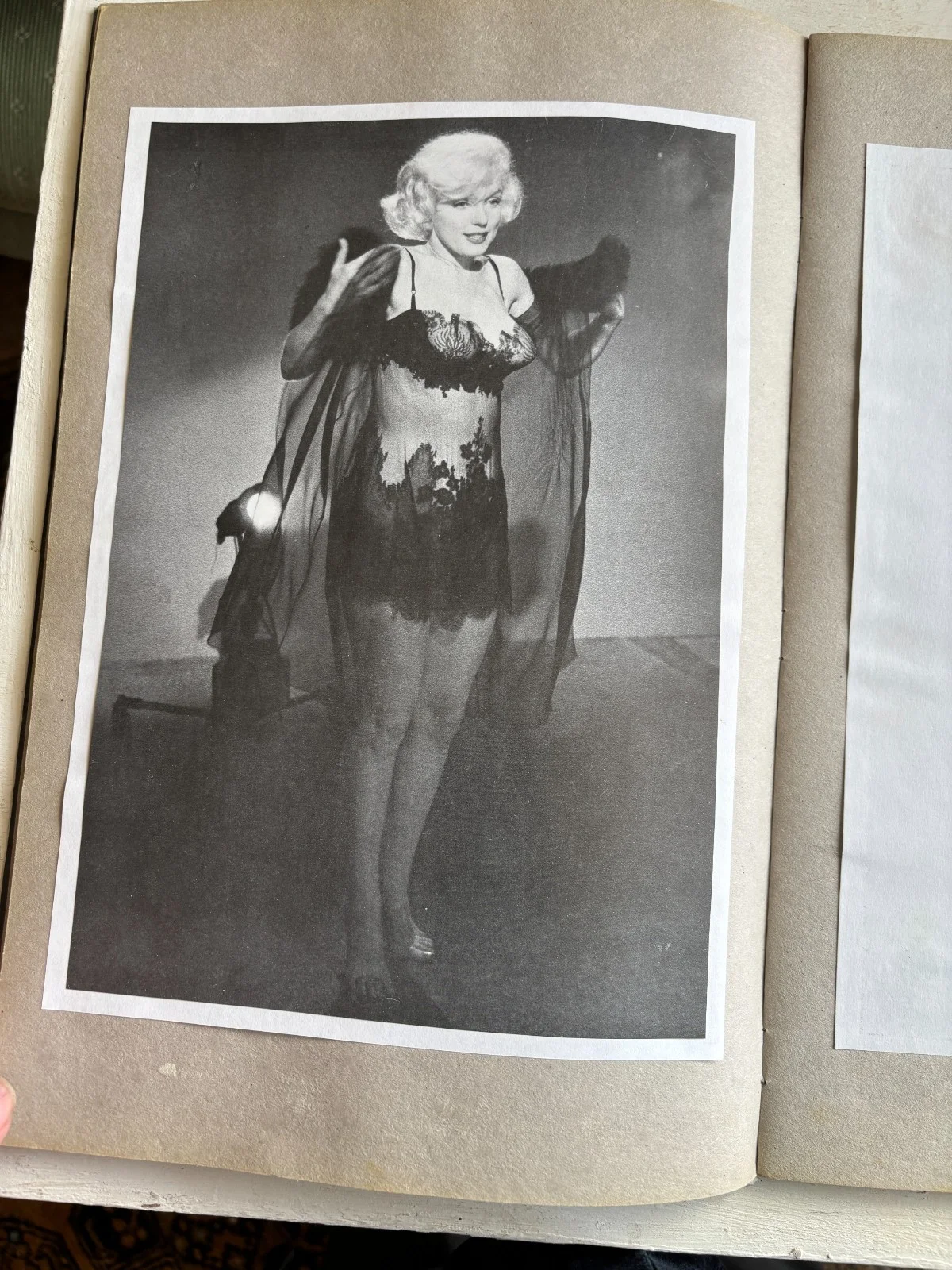 9 large marilyn monroe scrapbooks covering her film career (15 inches long), изображение 5