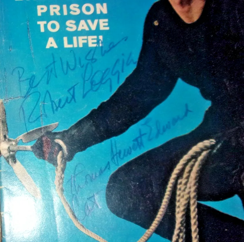 Robert Loggia — June 1967 The Cat complete Dell comic book signed by Robert Loggia, image 2