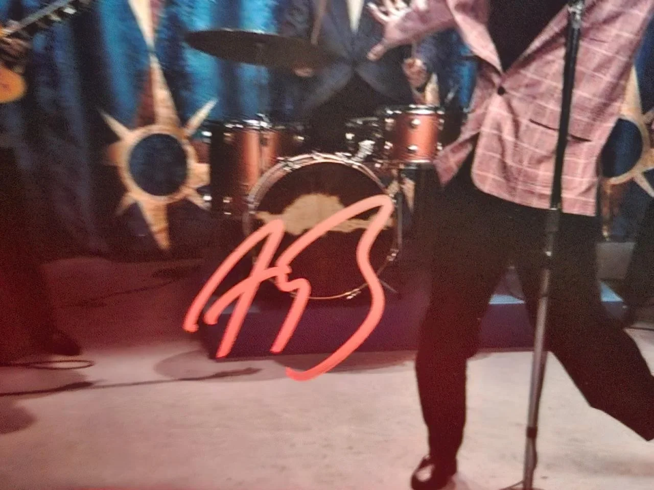 AUSTIN BUTLER — AUSTIN BUTLER HAND SIGNED AUTOGRAPHED 8X10 PHOTO ELVIS PRESLEY SINGING COA 2, image 2