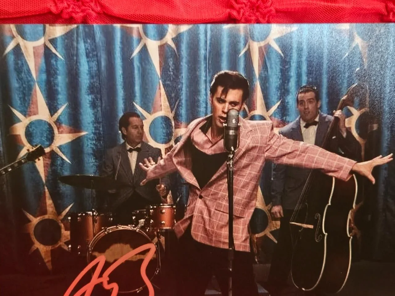 AUSTIN BUTLER — AUSTIN BUTLER HAND SIGNED AUTOGRAPHED 8X10 PHOTO ELVIS PRESLEY SINGING COA 2, image 4