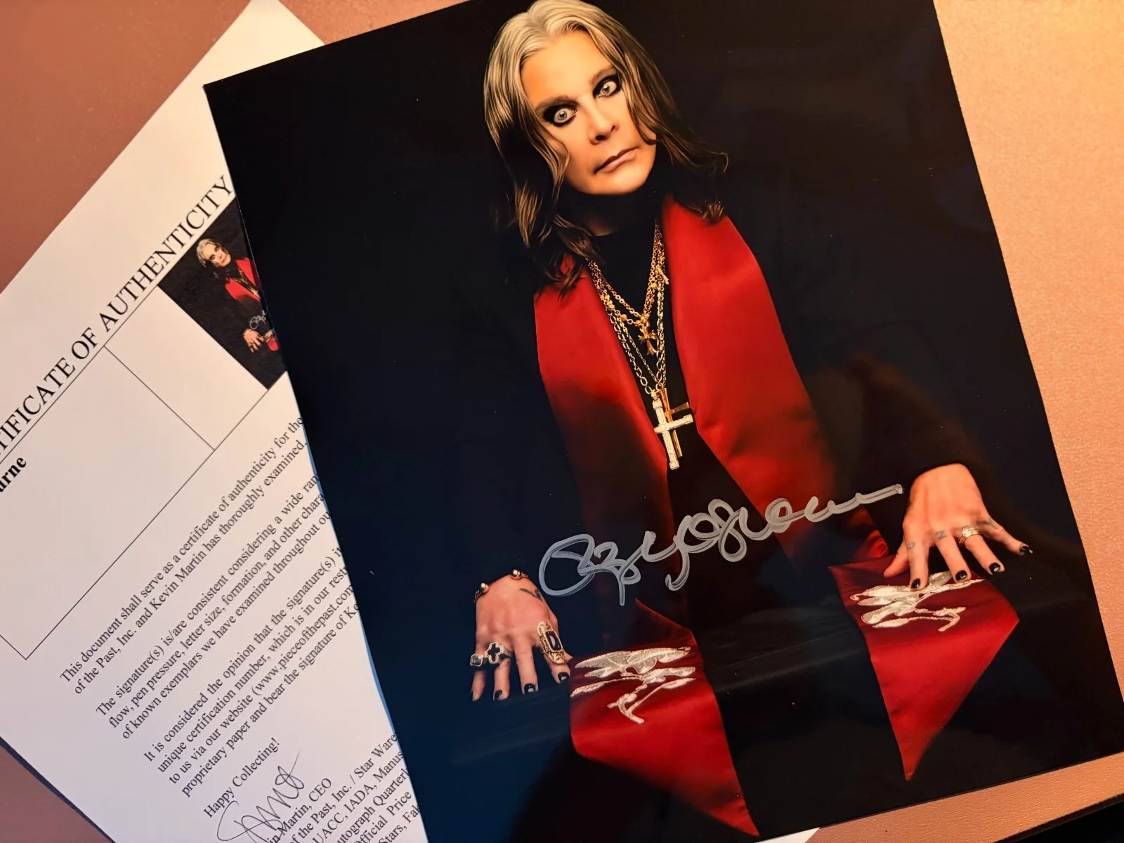 Ozzy Osbourne Hand Signed• 8x10 Original Color Auto Photo w/ Piece of the Past, изображение 2