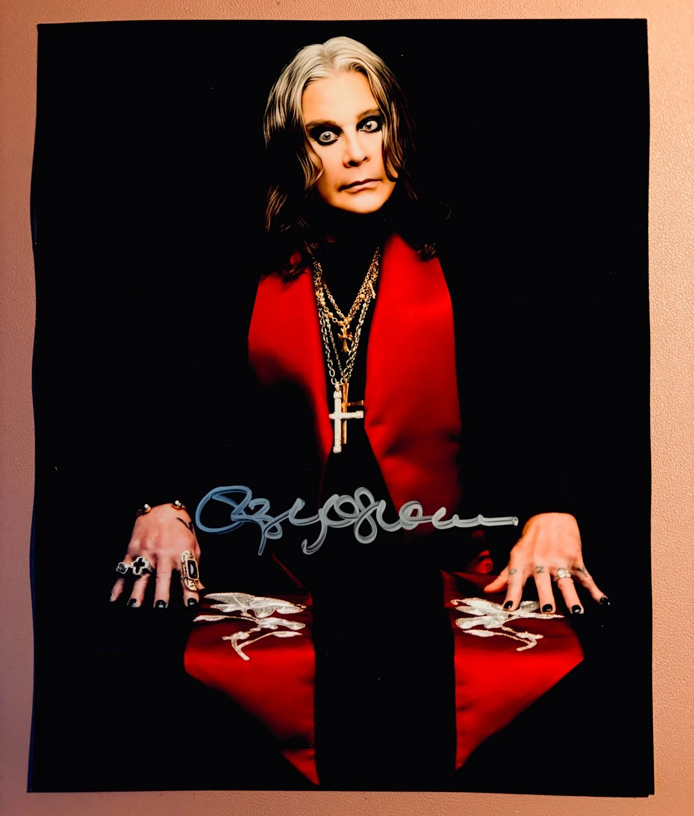 Ozzy Osbourne Hand Signed• 8x10 Original Color Auto Photo w/ Piece of the Past, изображение 3