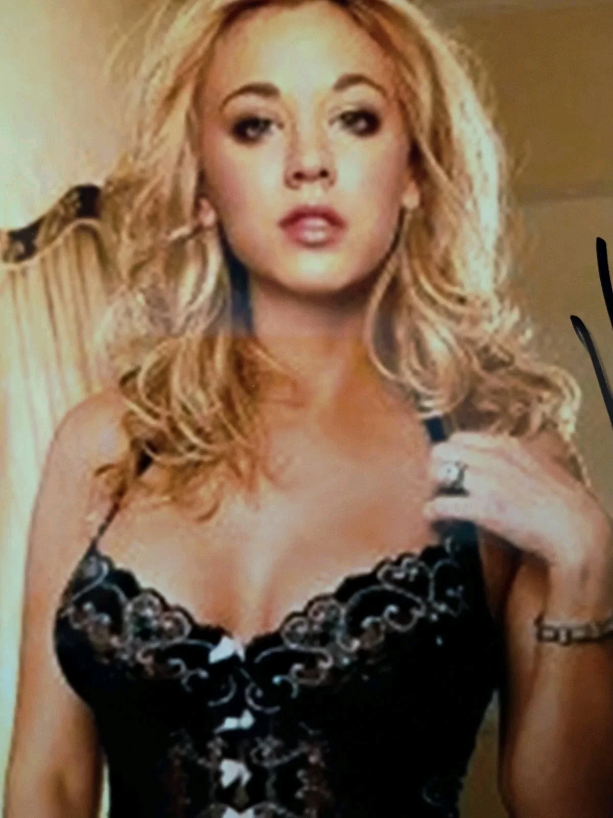 Kaley Cuoco — Kaley Cuoco Big Bang Theory Signed 8x10 COA W/ Matching Numbered Sticker, image 2