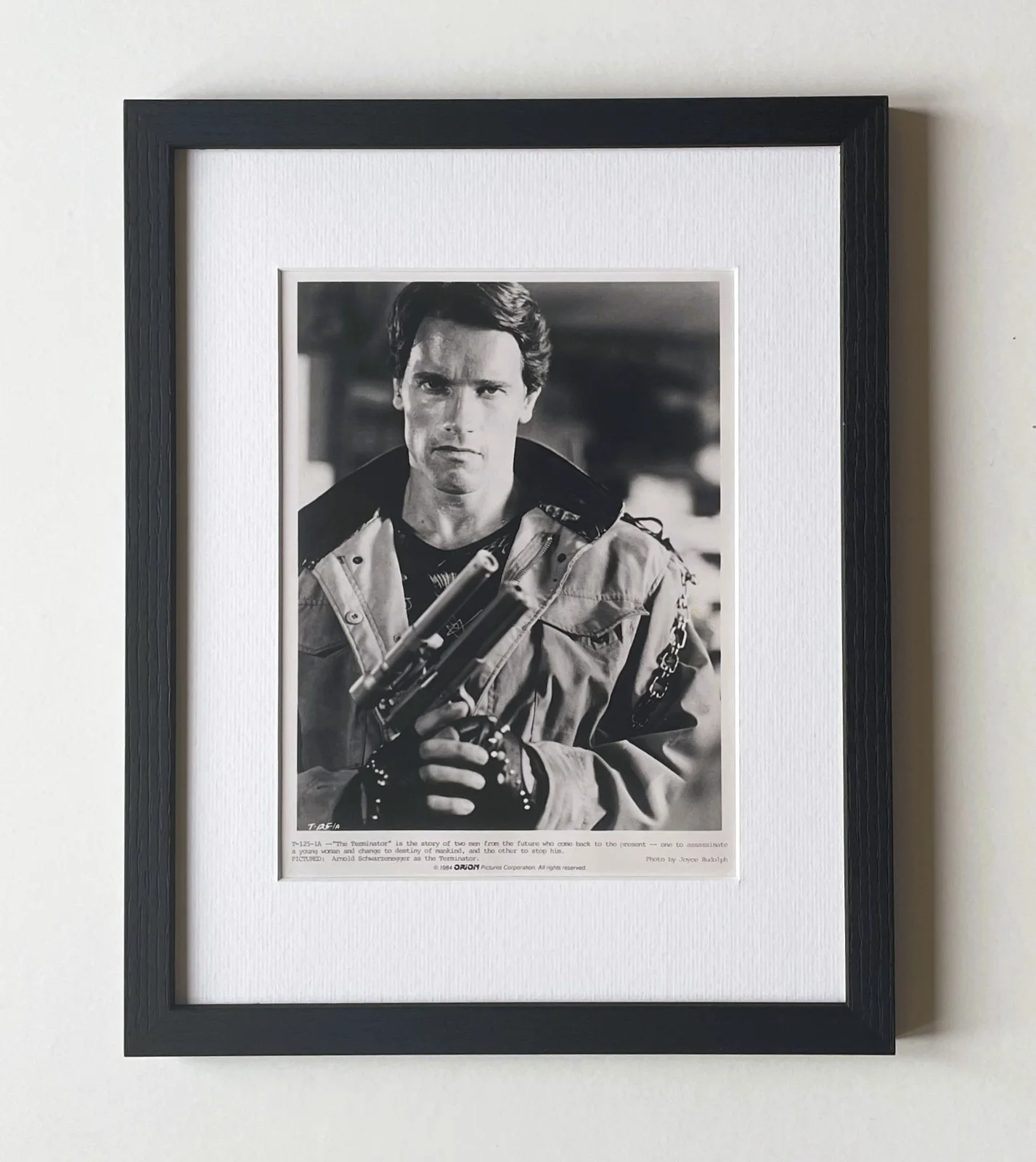 Terminator Arnold Schwarzenegger Photo Original Framed 8X10 Inch B&W Press Publi, изображение 2