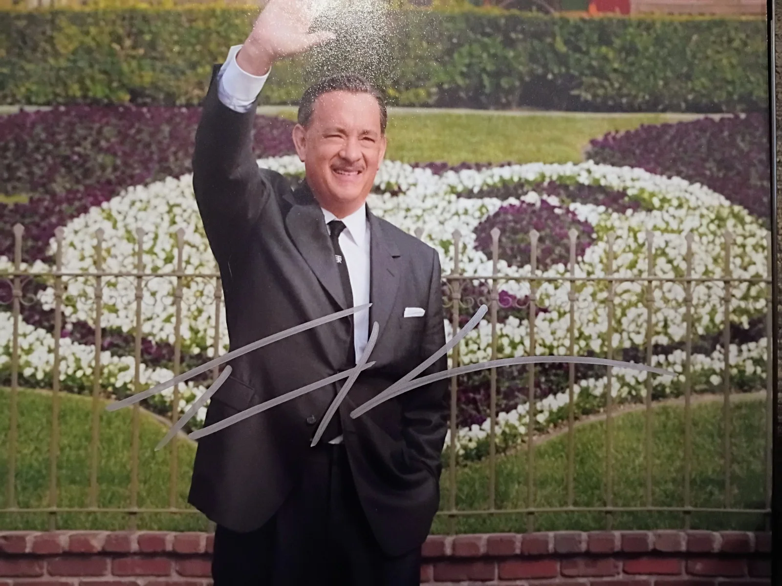 Tom Hanks — TOM HANKS Signed Autographed 8X10 Photo Walt Disney Mickey Mouse Forest Gump, image 3