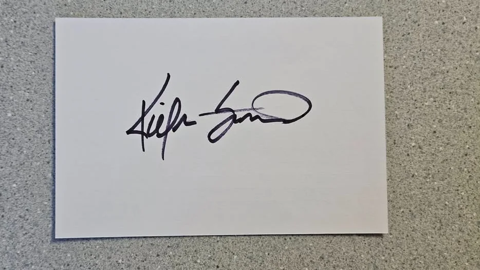 KIEFER SUTHERLAND — KIEFER SUTHERLAND SIGNED 4x6 INDEX CARD AUTOGRAPH - THE LOST BOYS