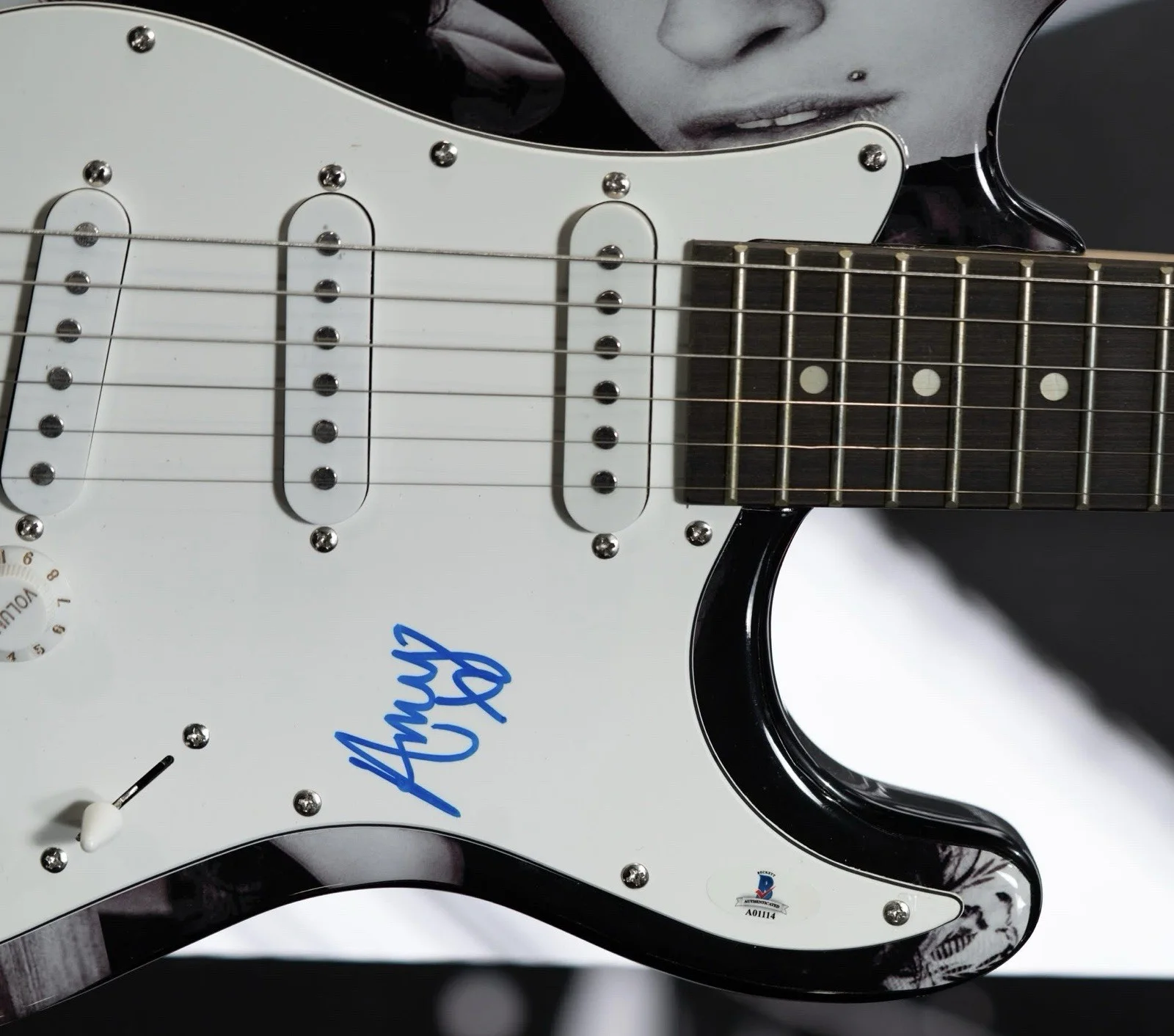 Amy Winehouse Signed Autograph ‘39 Inch Electric Guitar Beckett JSA LOA, изображение 3