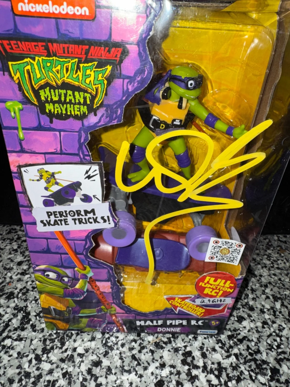 Vanilla Ice — VANILLA ICE signed autographed TMNT DONNIE Toy w/ COA JSA CK63700, изображение 2