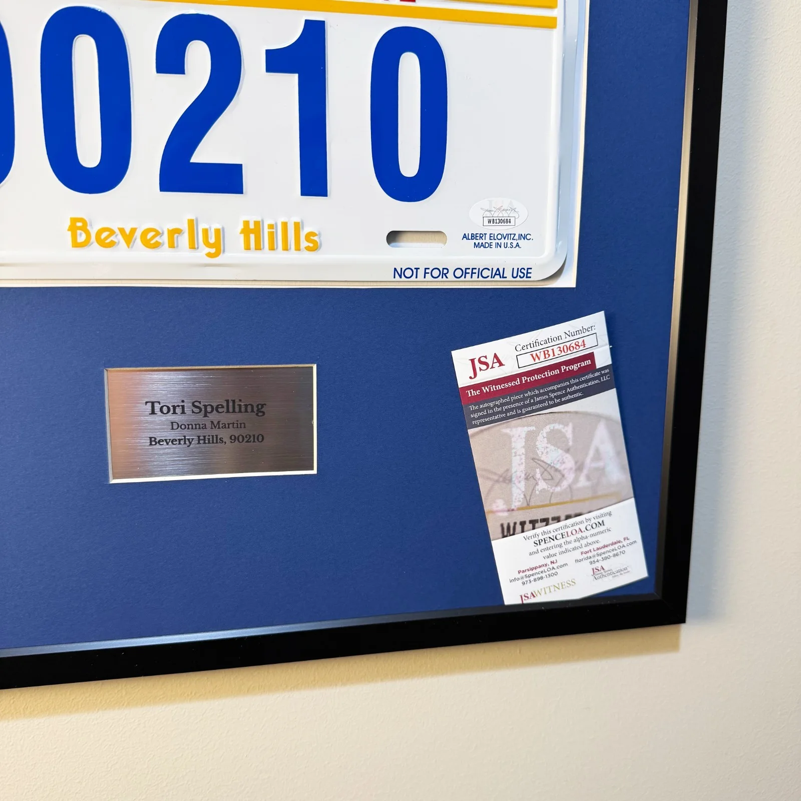 Tori Spelling — Tori Spelling Signed 90210 License Plate – JSA Witness COA – Framed 21x17, изображение 2
