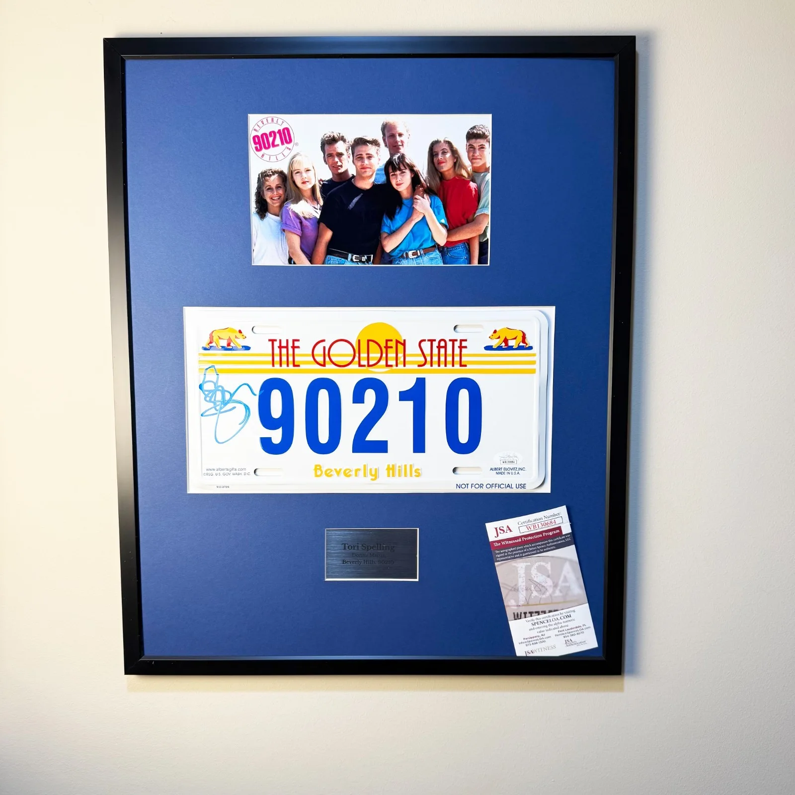 Tori Spelling — Tori Spelling Signed 90210 License Plate – JSA Witness COA – Framed 21x17, изображение 3