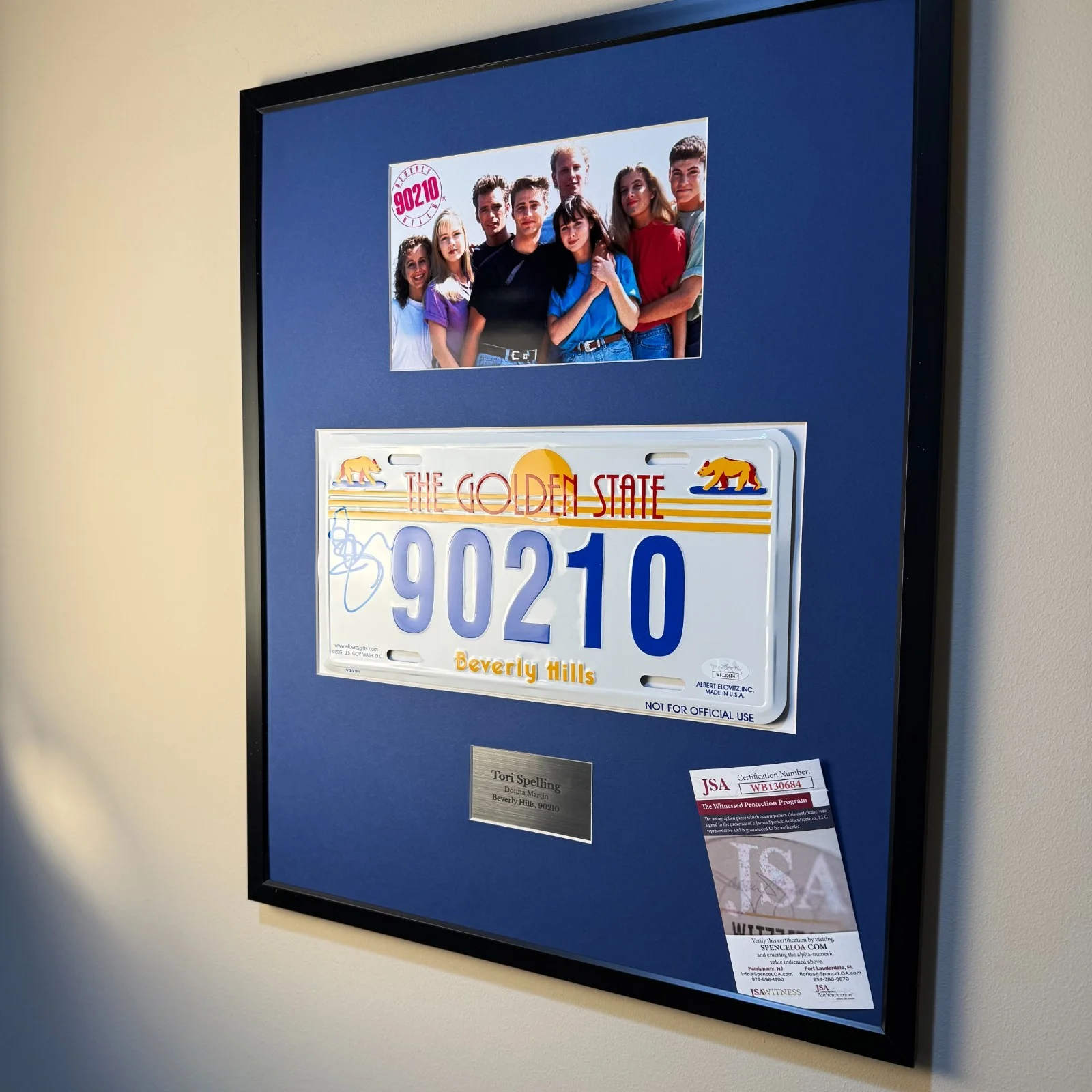 Tori Spelling — Tori Spelling Signed 90210 License Plate – JSA Witness COA – Framed 21x17, изображение 5