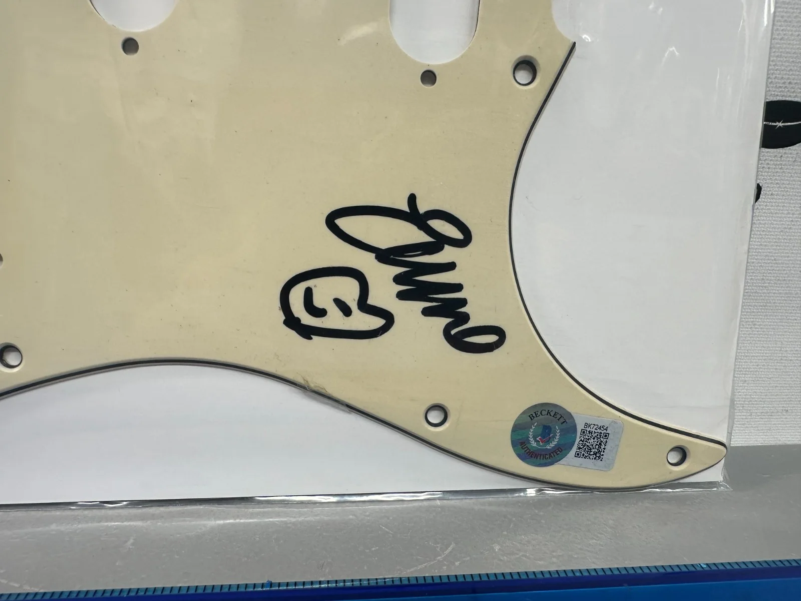 EMMANUELLE PROULX EMMA SIGNED AUTOGRAPHED STRAT GUITAR PICK GUARD-BECKETT BAS, изображение 2