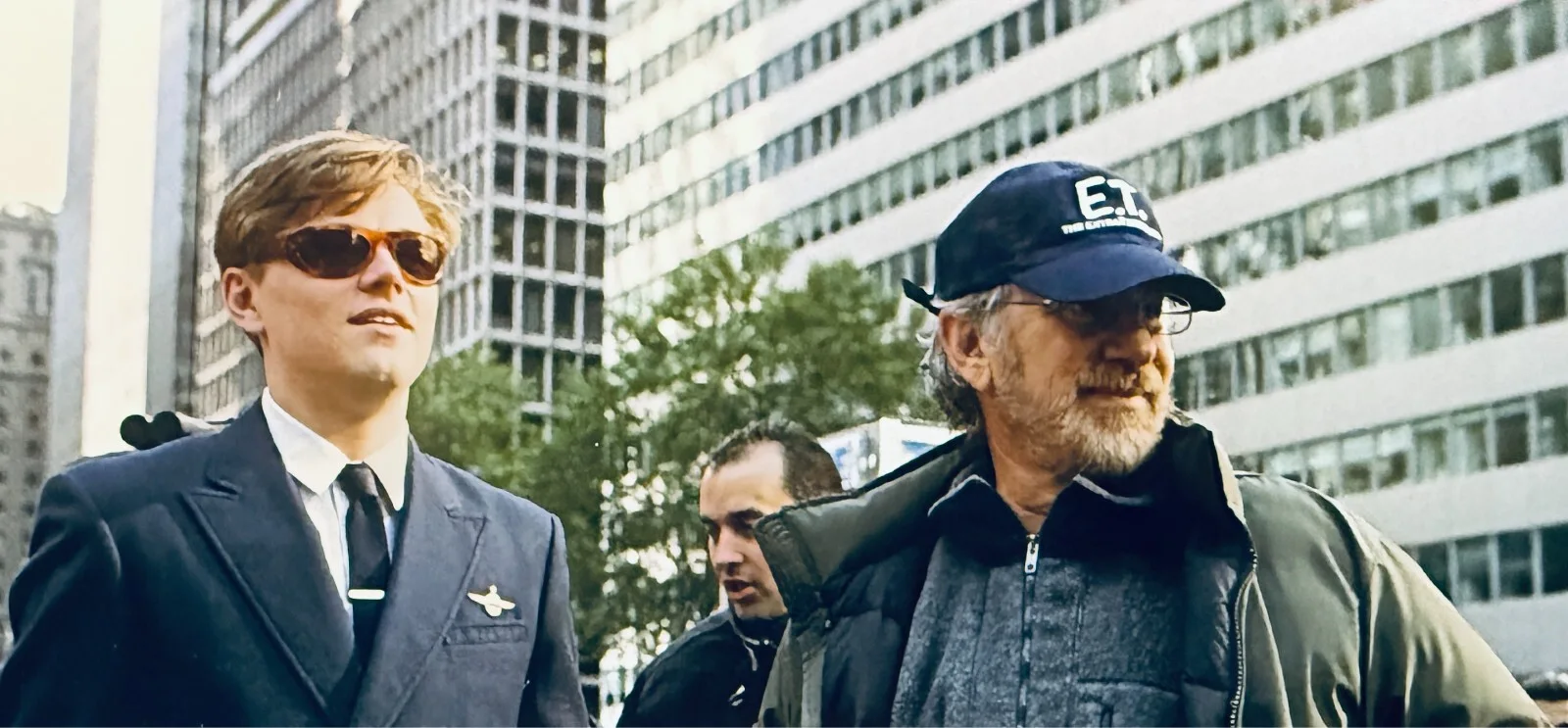 LEONARDO DICAPRIO — Leonardo Dicaprio Signed•8x10 w/Steven Spielberg•*CATCH ME IF YOU CAN*•COA, image 2