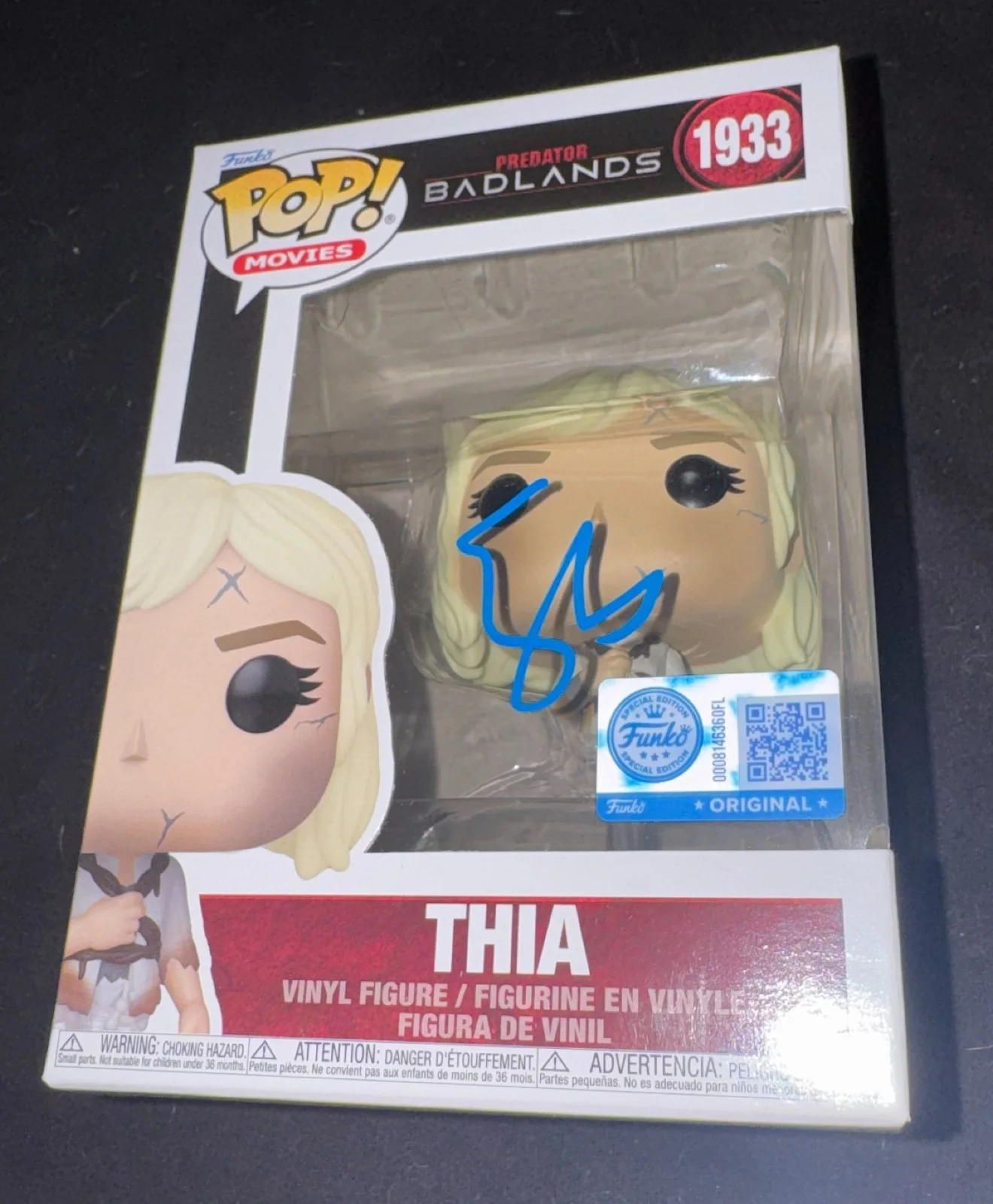 Elle Fanning — Elle Fanning signed Thia funko pop Predator Badlands poster photo BAS Beckett, изображение 2
