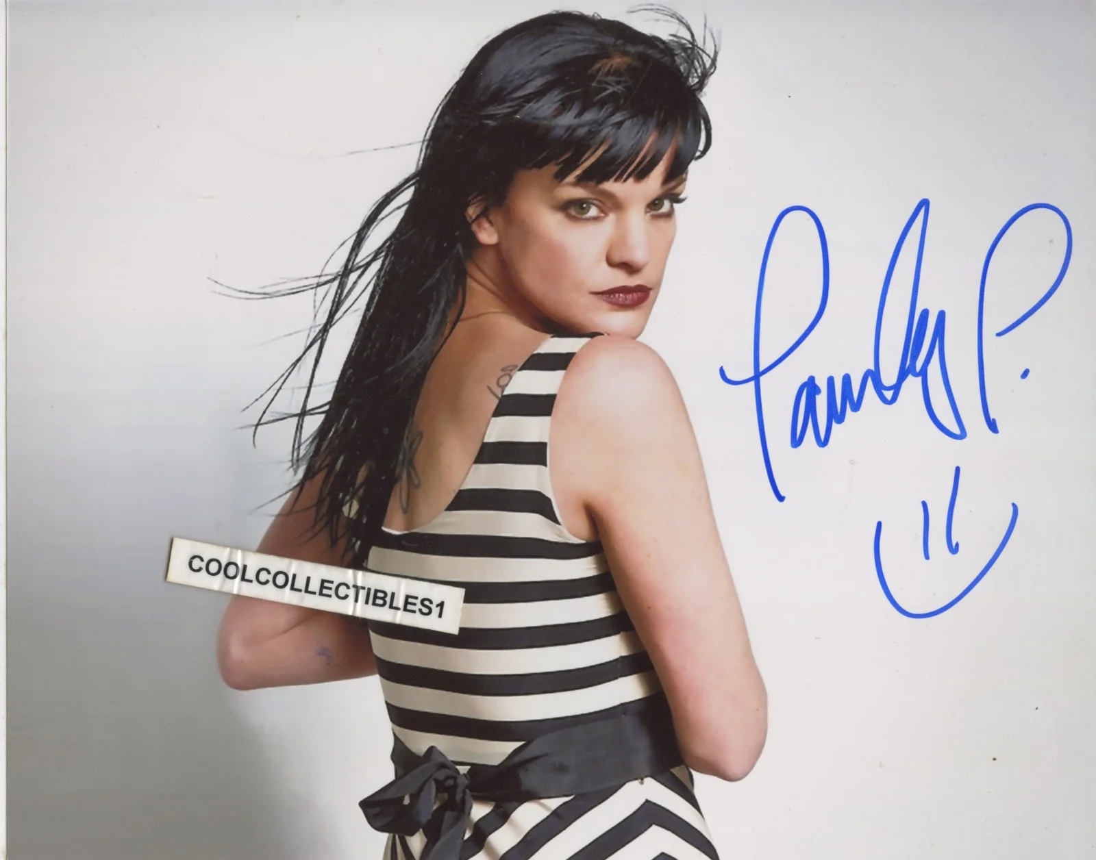 Pauley Perrette — PAULEY PERRETTE of NCIS IN PERSON SIGNED 8X10 COLOR PHOTO COA
