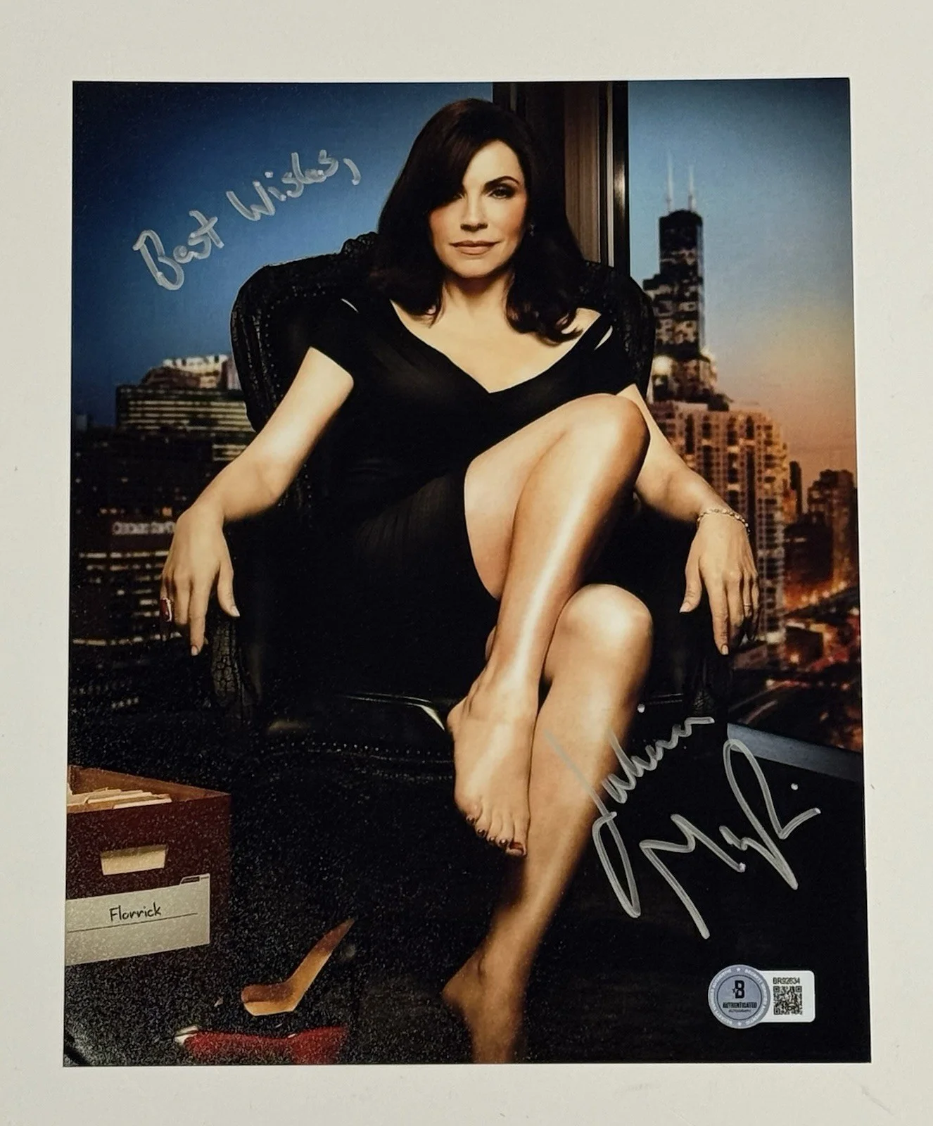 Julianna Margulies — Julianna Margulies Signed The Good Wife 8x10 Photo Beckett COA