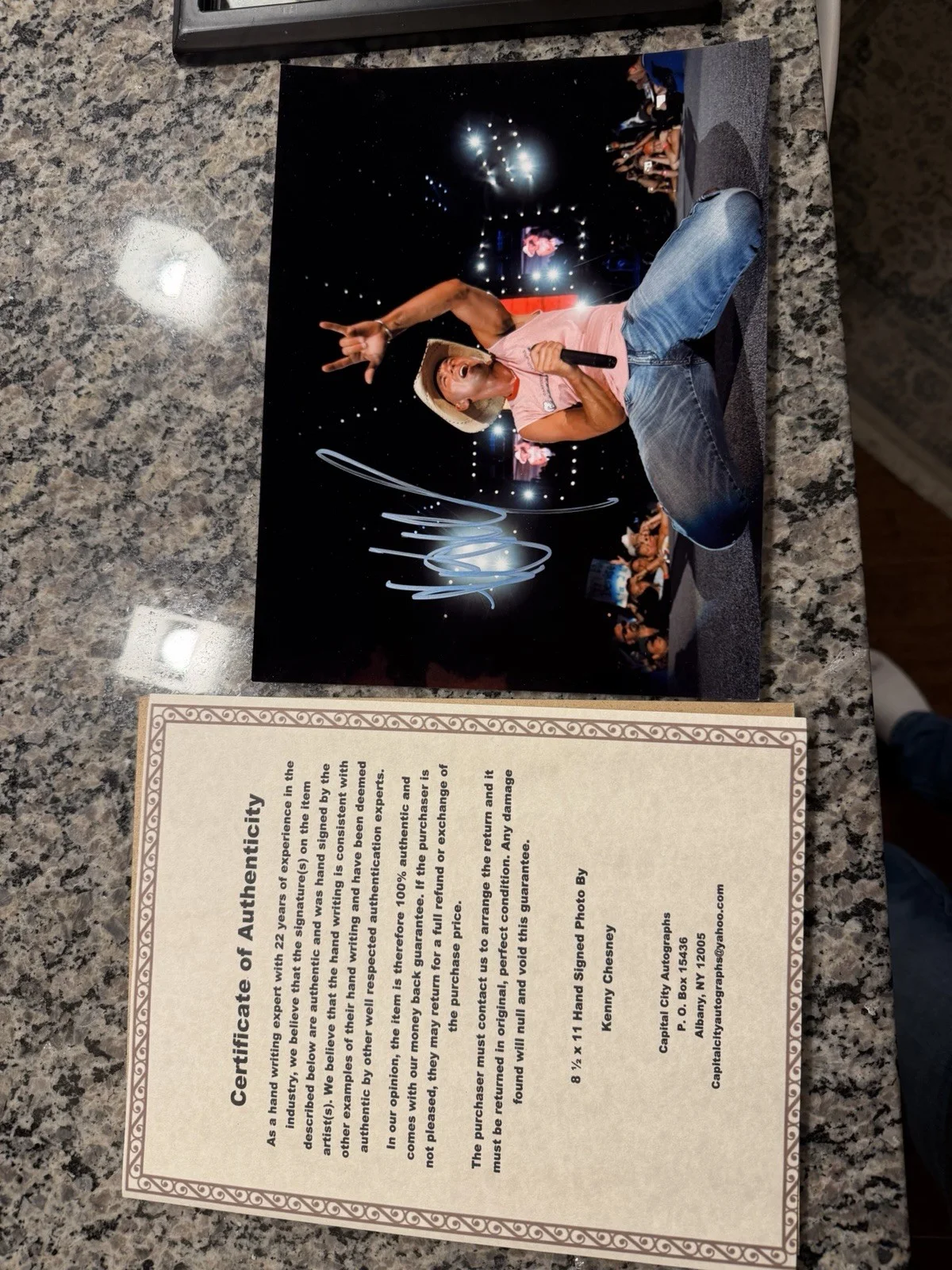 Kenny Chesney Autograph Signed 8x10 Concert Photo With COA Included And Framed., изображение 2