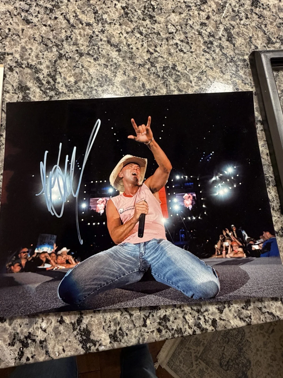 Kenny Chesney Autograph Signed 8x10 Concert Photo With COA Included And Framed., изображение 4