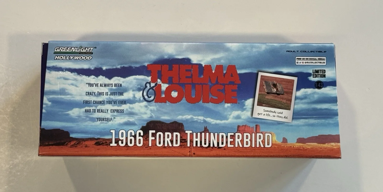 Websites — Geena Davis Signed Thelma & Louise 1966 Ford T-bird 1:43 Scale Car SCHWARTZ COA, изображение 3