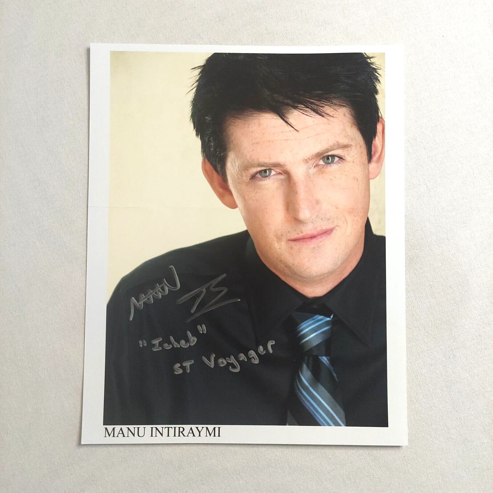Manu Intiraymi — Manu Intiraymi signed 8x10 photo Icheb Star Trek Voyager autograph – crease