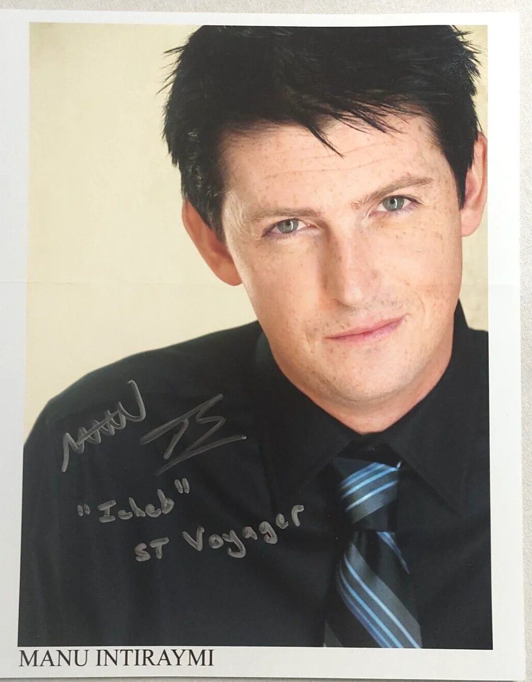 Manu Intiraymi — Manu Intiraymi signed 8x10 photo Icheb Star Trek Voyager autograph – crease, изображение 3