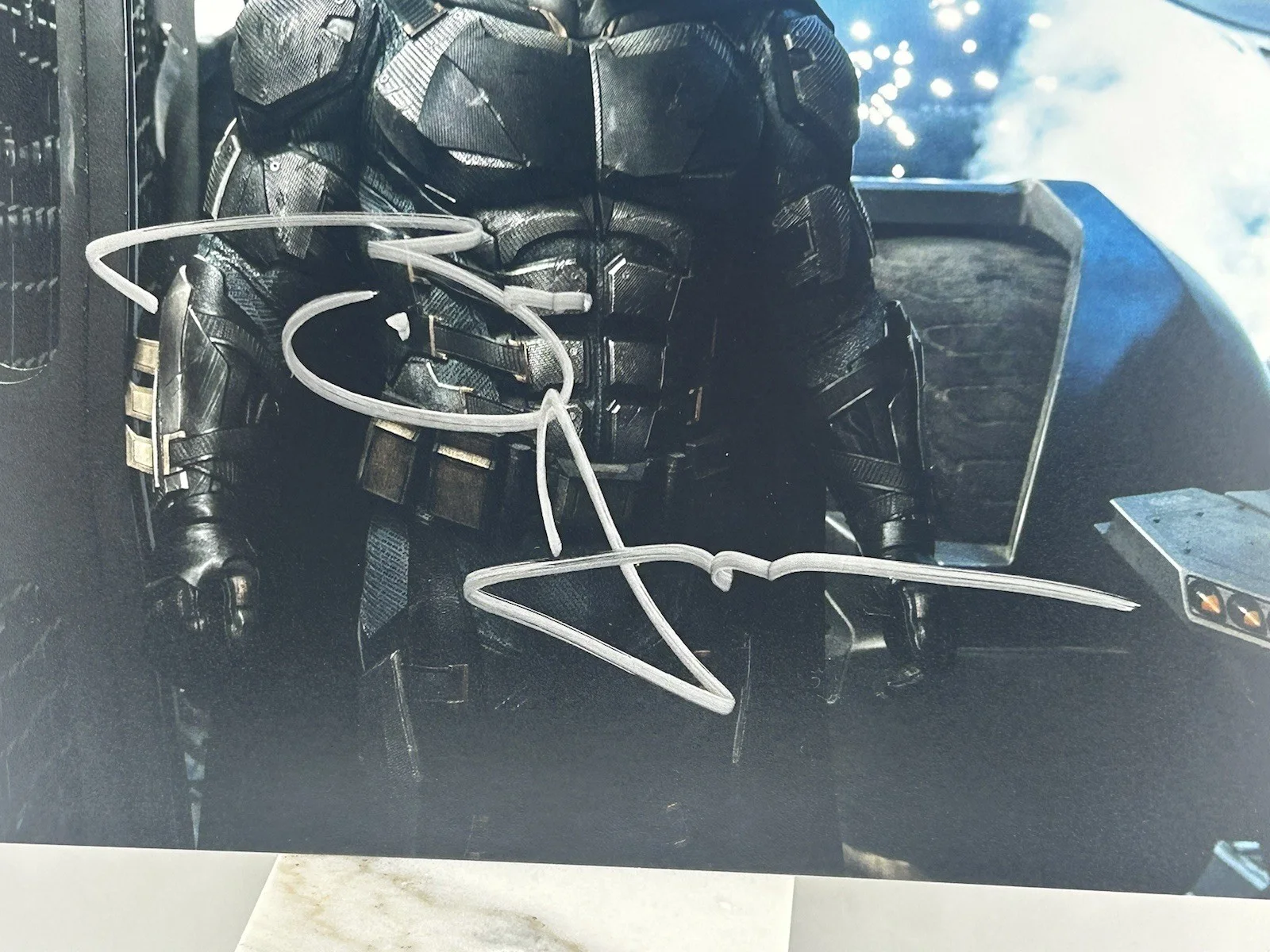 Ben Affleck Signed Autographed Batman 8x10 OCCM & Beckett Witnessed COA, изображение 2