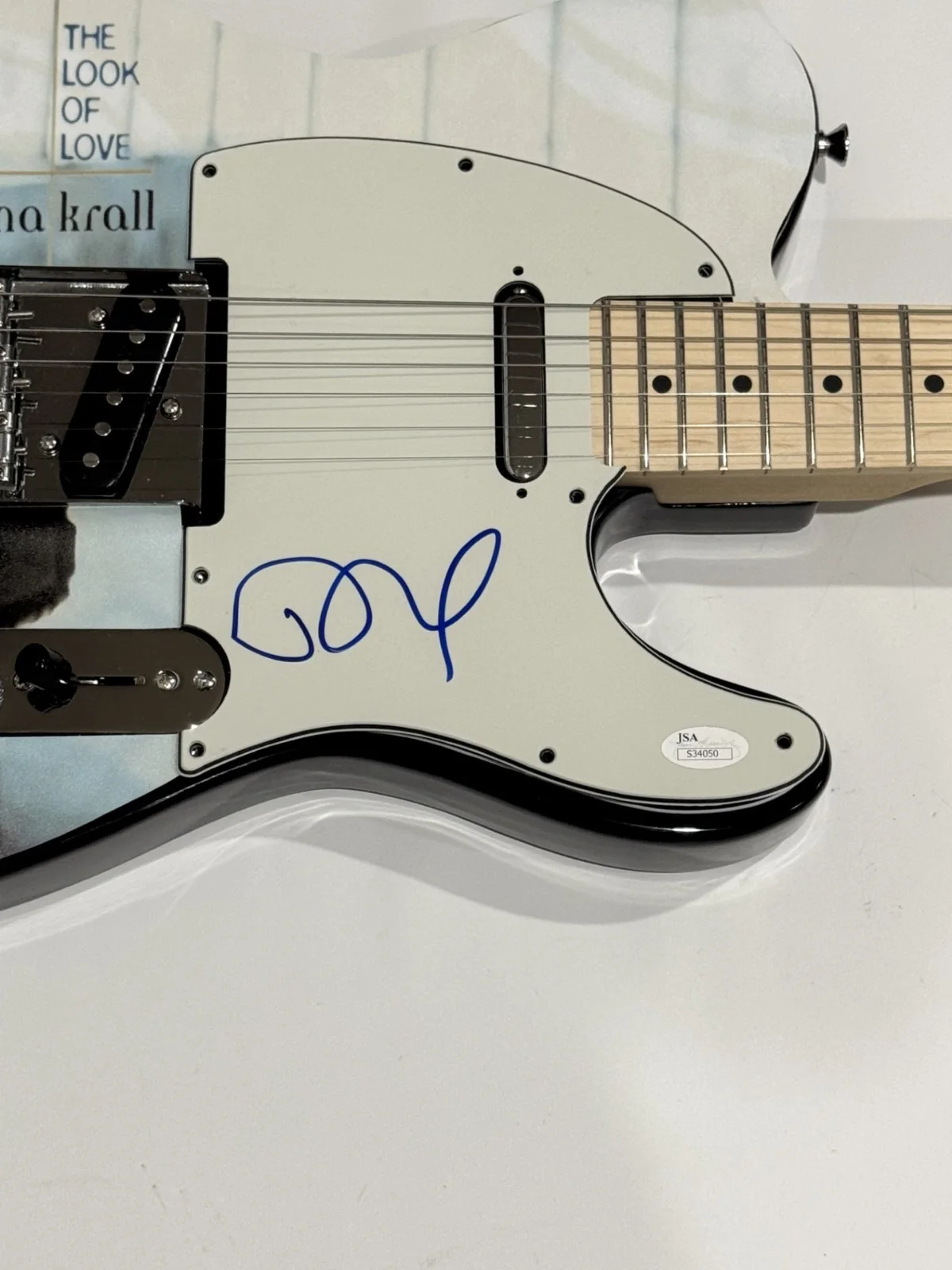 DIANA KRALL SIGNED CUSTOM THE LOOK OF LOVE ELECTRIC GUITAR JSA COA, изображение 2