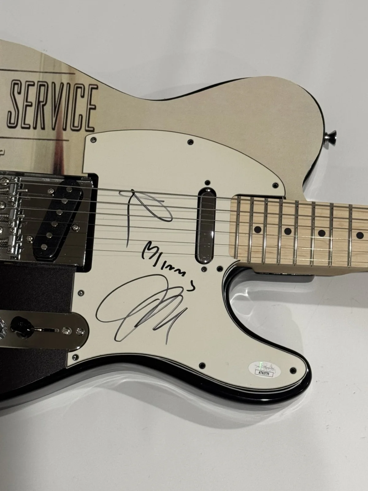THE POSTAL SERVICE SIGNED GIVE UP GUITAR BEN GIBBARD JENNY LEWIS JIMMY JSA COA, изображение 2