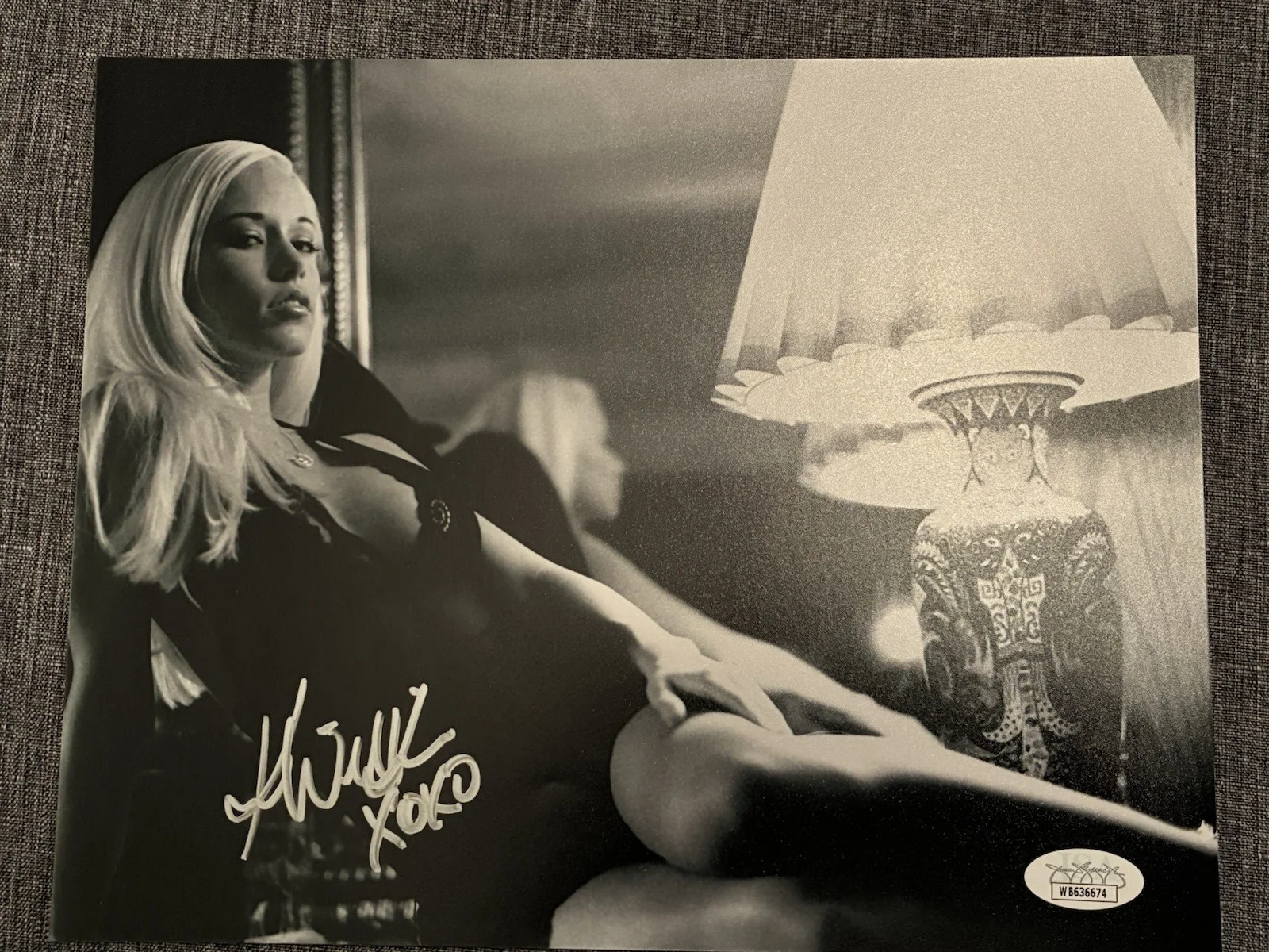 Kendra Wilkinson — KENDRA WILKINSON SIGNED 8X10 SEXY OUTFIT PLAYBOY GIRLS NEXT DOOR HUGH HEFNER JSA, image 2