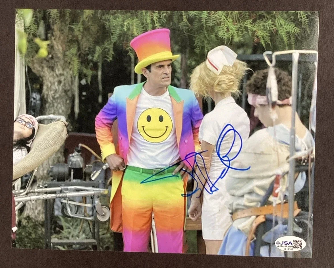 Ty Burrell — Ty Burrell Signed 8x10 Photo Hollywood Actor TV Series “Modern Family” JSA