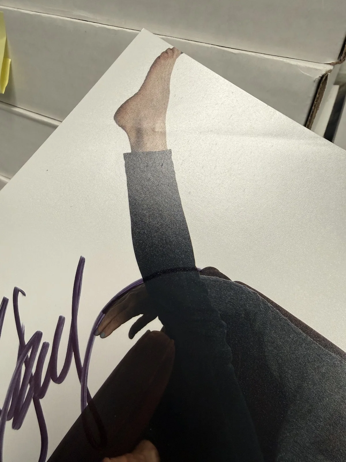 ALLISON JANNEY Authentic Hand Signed "MOM" 8x10 Photo (JSA COA), image 3