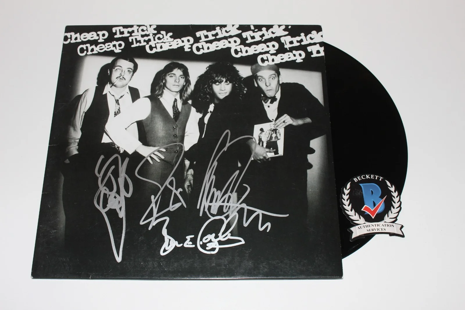 CHEAP TRICK BAND SIGNED SELF TITLED ALBUM VINYL RECORD BECKETT COA AUTOGRAPH x4, изображение 2