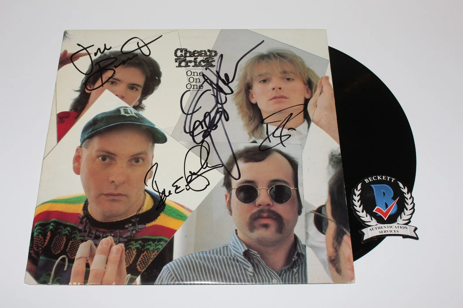 CHEAP TRICK BAND SIGNED ONE ON ONE ALBUM VINYL RECORD BECKETT COA x4 RICK ROBIN, изображение 2