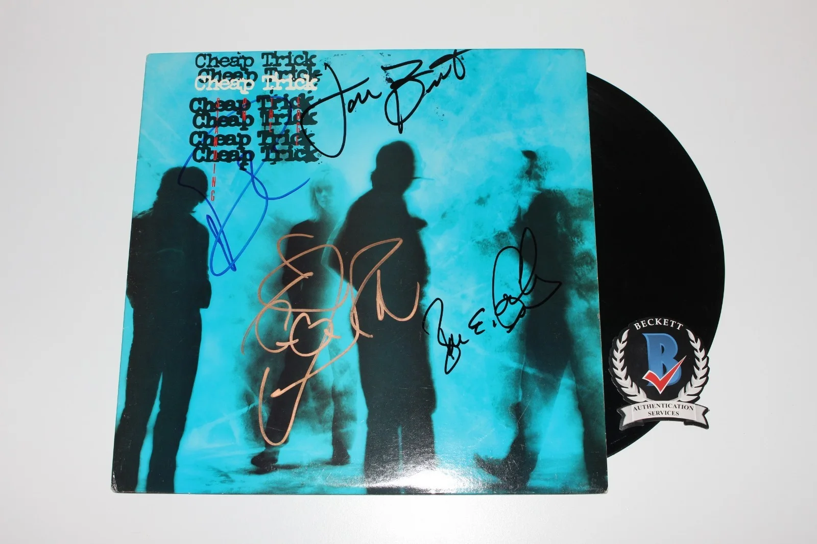 CHEAP TRICK BAND SIGNED STANDING ON THE EDGE ALBUM VINYL RECORD BECKETT COA x4, изображение 2