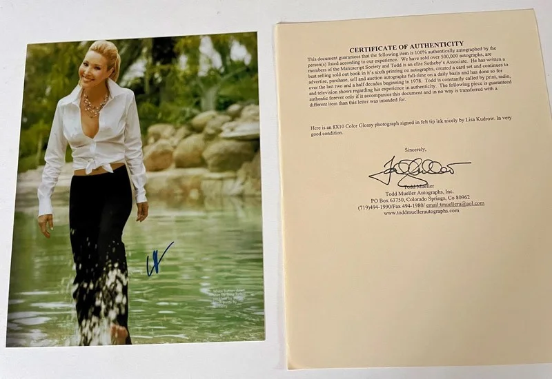 LISA KUDROW Signed " Friends" Autograph Color Photo, COA UACC RD#228 in blue ink, изображение 2