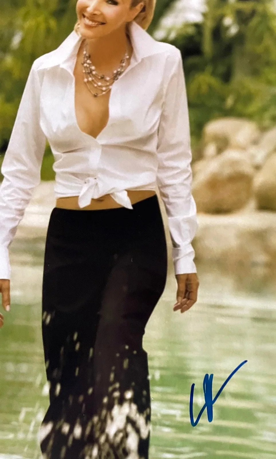 LISA KUDROW Signed " Friends" Autograph Color Photo, COA UACC RD#228 in blue ink, изображение 4
