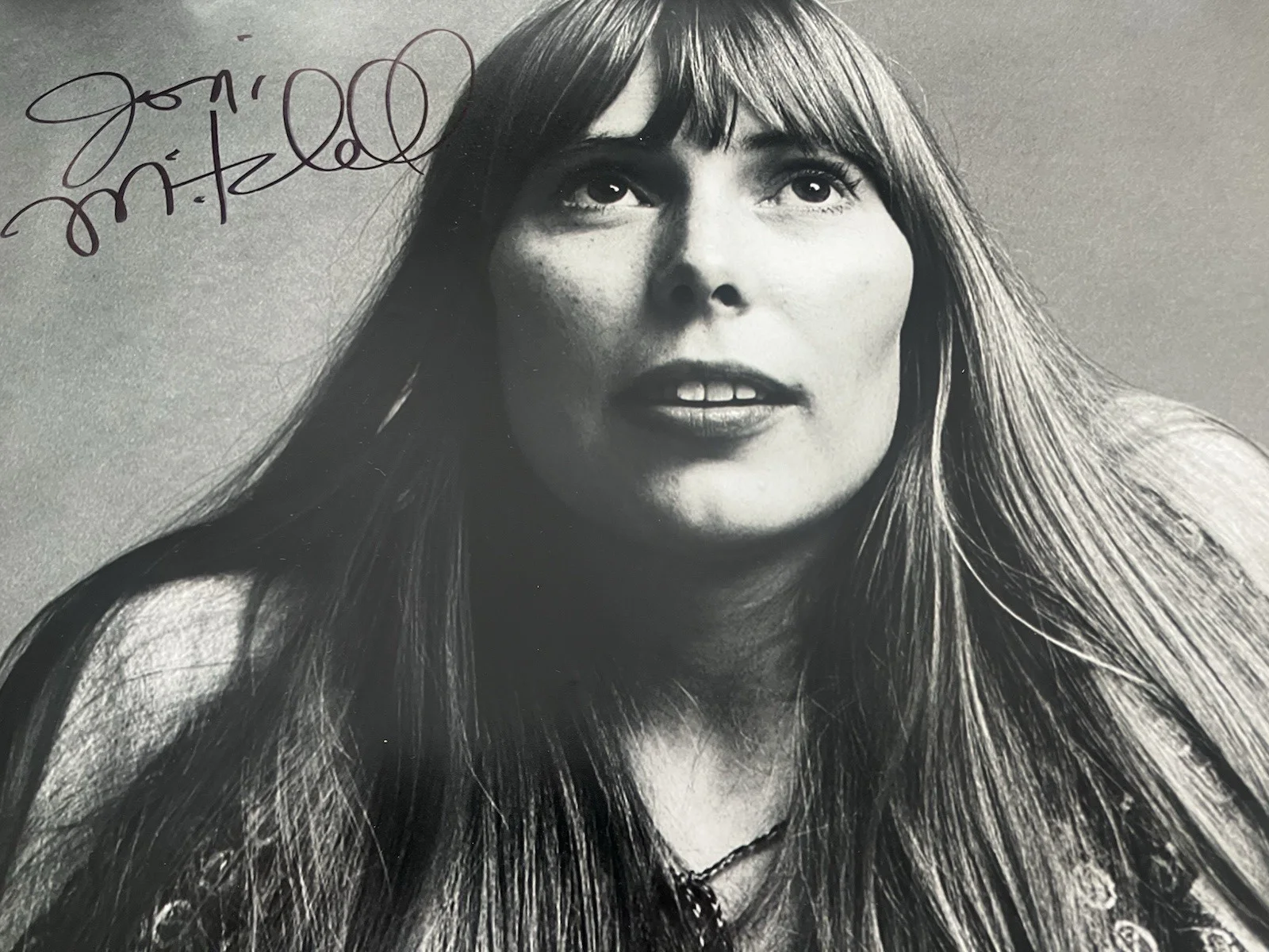 Joni Mitchell — JONI MITCHELL SIGNED AUTOGRAPH 16X20 PHOTO w/ JSA LOA