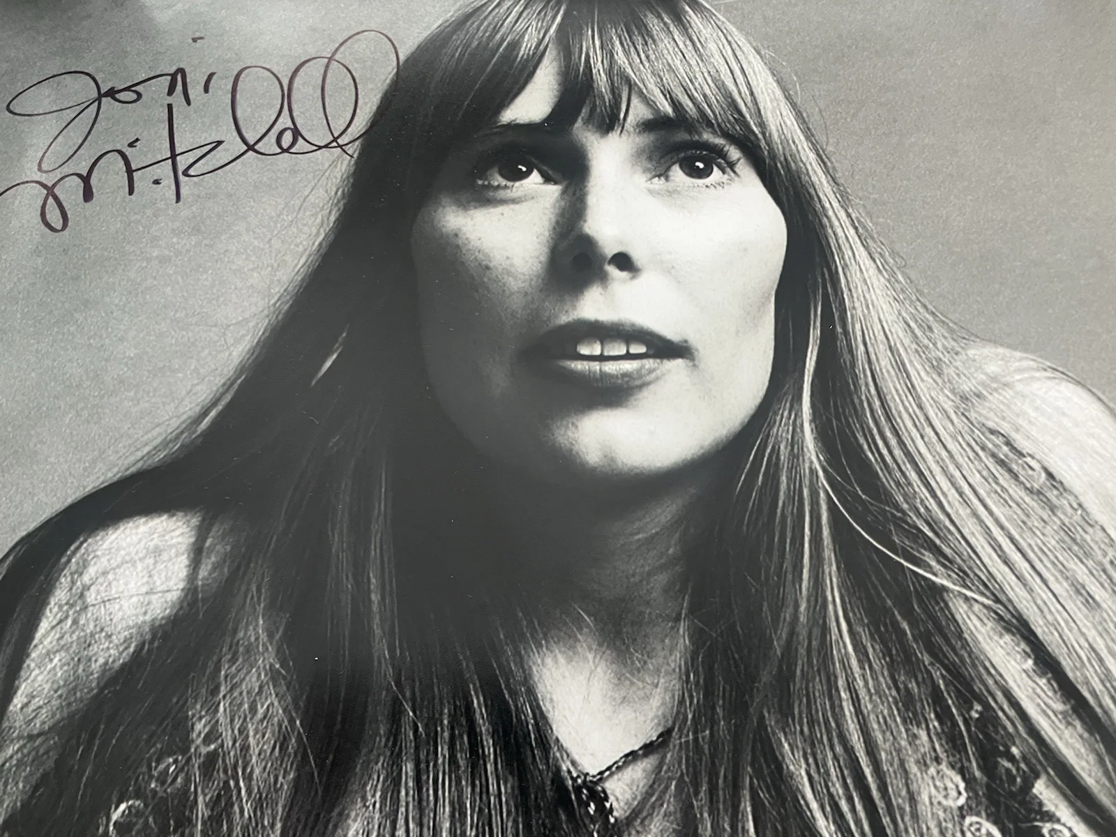 Joni Mitchell — JONI MITCHELL SIGNED AUTOGRAPH 16X20 PHOTO w/ JSA LOA, image 2