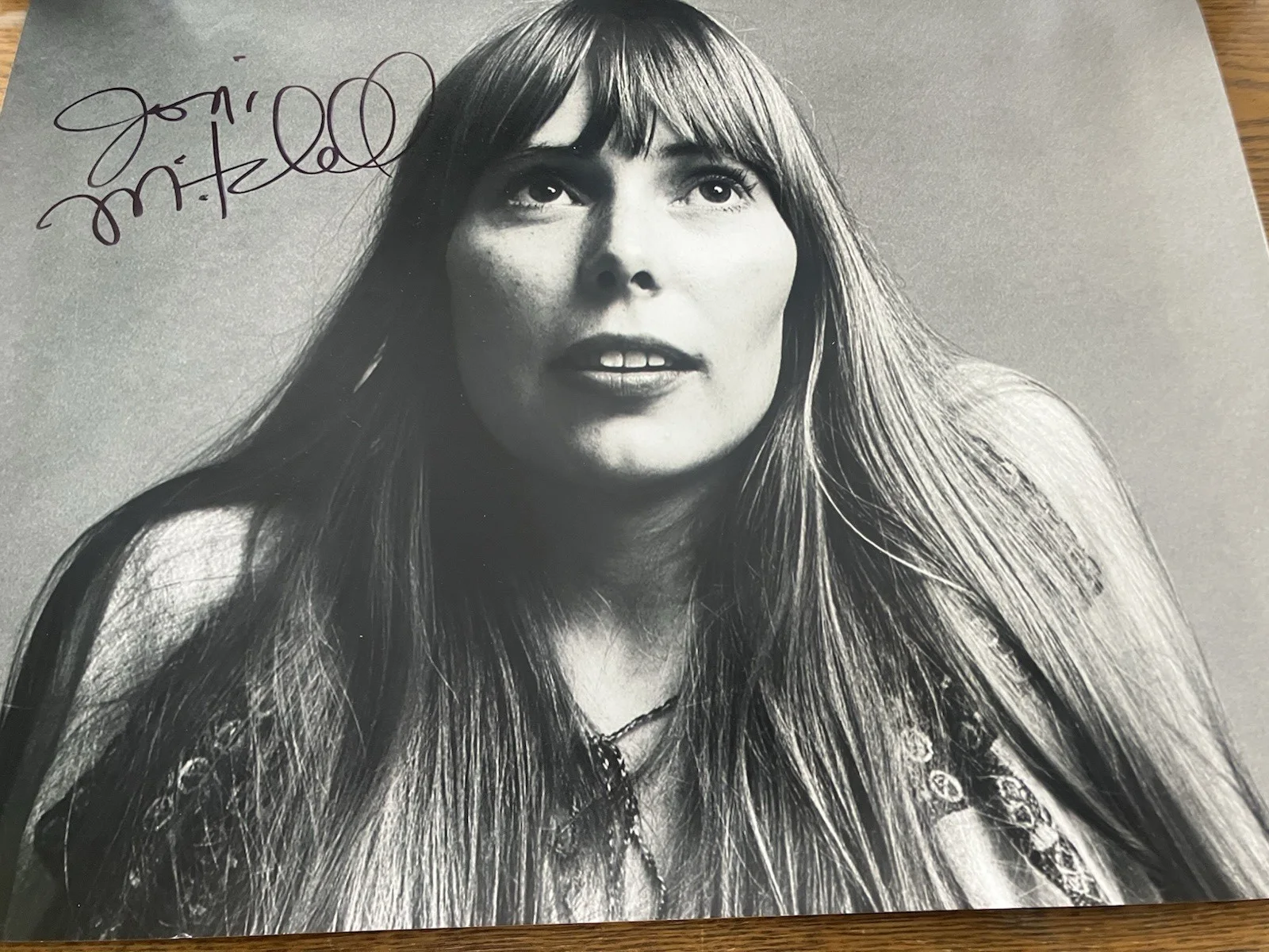 Joni Mitchell — JONI MITCHELL SIGNED AUTOGRAPH 16X20 PHOTO w/ JSA LOA, image 4