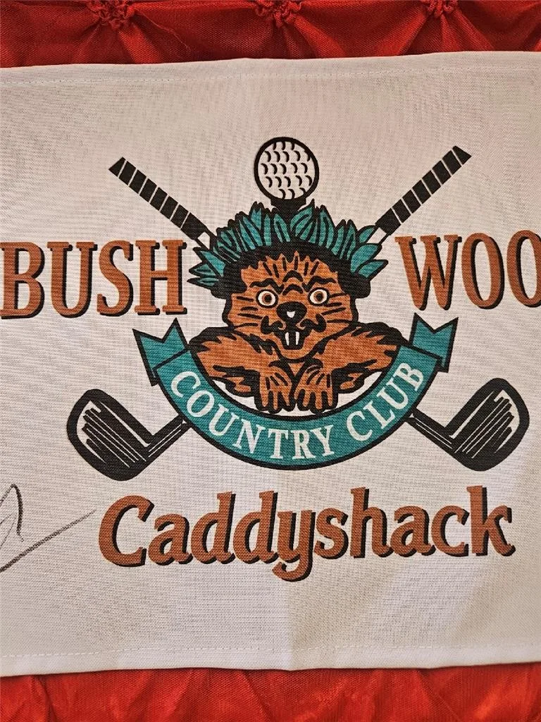 CHEVY CHASE — CHEVY CHASE HAND SIGNED CADDYSHACK BUSH WOOD COUNTRY CLUB FLAG AUTOGRAPH BECKETT, изображение 4